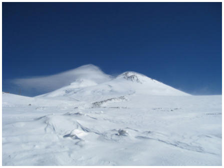 Blick auf den Doppelgipfel des Elbrus