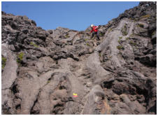 Der Abstieg ber die basaltische Lava beginnt